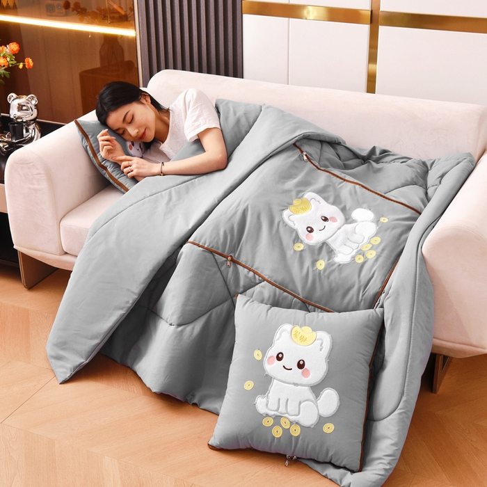 91家纺网 家纺一手货源 找家纺 阳光依佰 2023新款磨毛贴布绣四季款抱枕被-发财猫 发财猫-浅灰