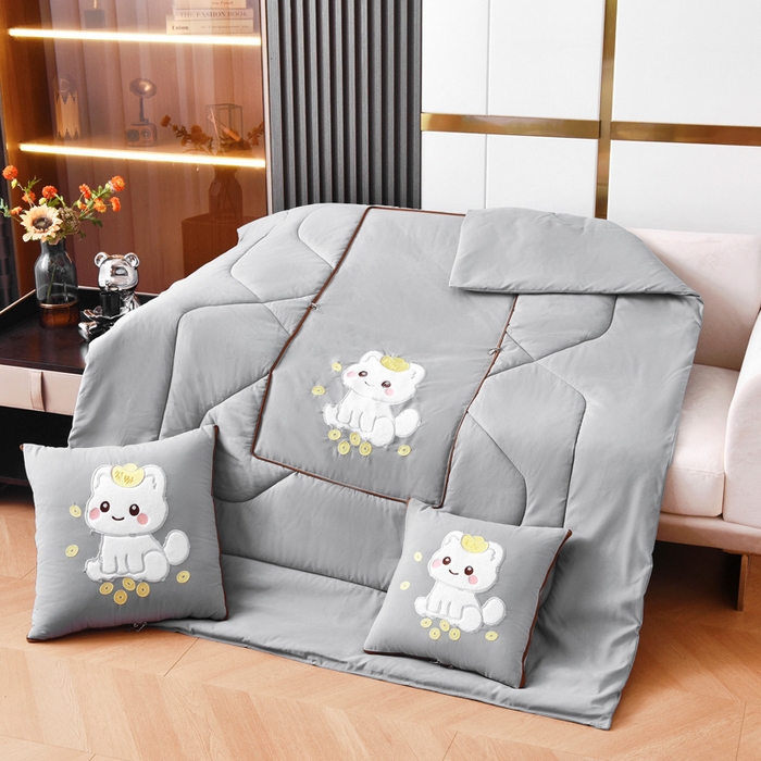 91家纺网 家纺一手货源 找家纺 阳光依佰 2023新款磨毛贴布绣四季款抱枕被-发财猫 发财猫-浅灰