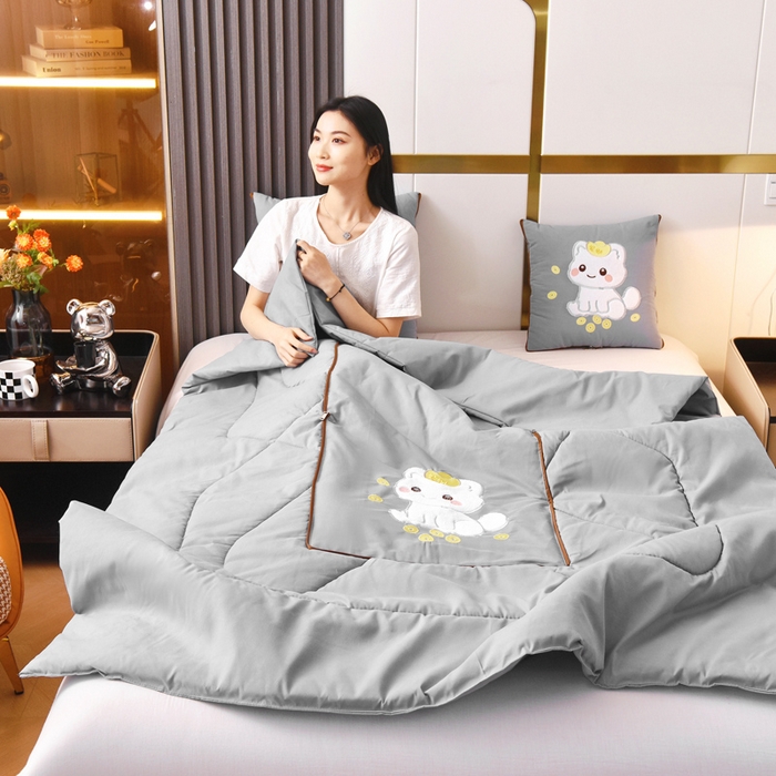 91家纺网 家纺一手货源 找家纺 阳光依佰 2023新款磨毛贴布绣四季款抱枕被-发财猫 发财猫-浅灰