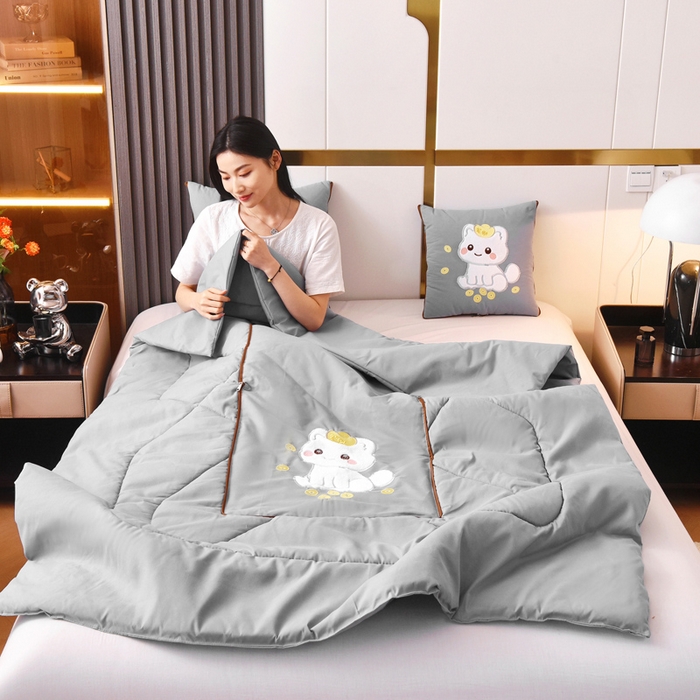 91家纺网 家纺一手货源 找家纺 阳光依佰 2023新款磨毛贴布绣四季款抱枕被-发财猫 发财猫-浅灰