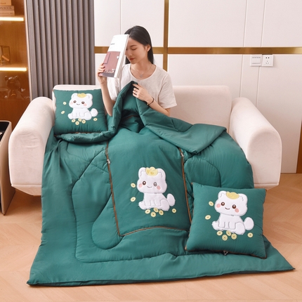 91家纺网 家纺一手货源 找家纺 （总）阳光依佰 2023新款磨毛贴布绣四季款抱枕被-发财猫