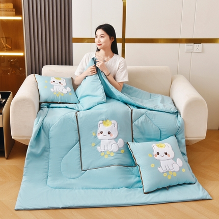 91家纺网 家纺一手货源 找家纺 （总）阳光依佰 2023新款磨毛贴布绣四季款抱枕被-发财猫