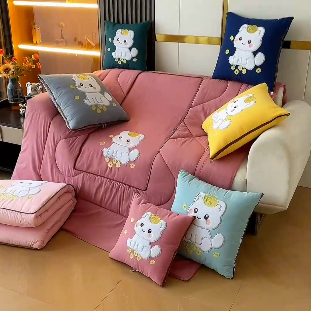 91家纺网 家纺一手货源 找家纺 阳光依佰 2023新款磨毛贴布绣四季款抱枕被-发财猫 发财猫-豆沙