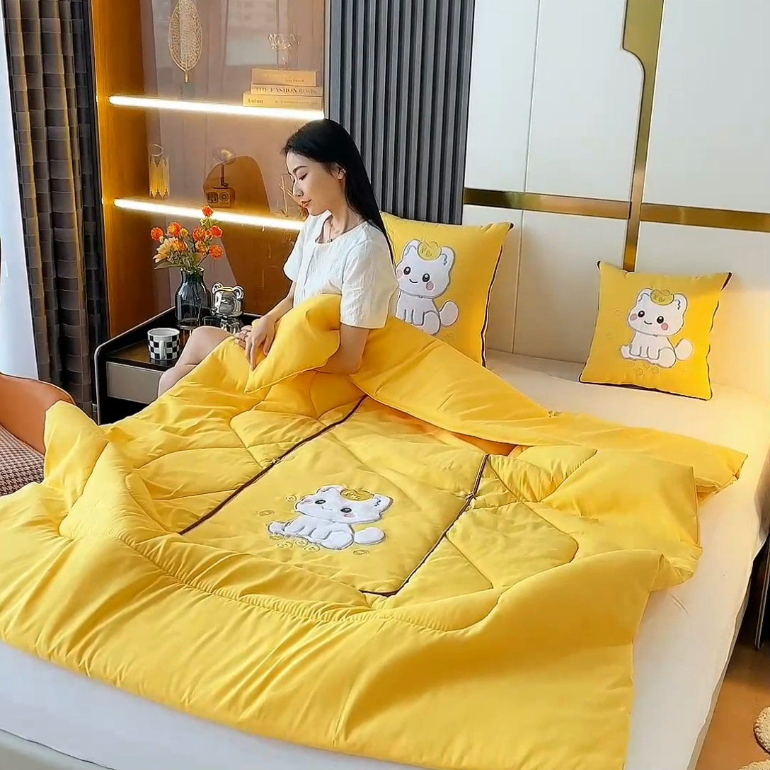 91家纺网 家纺一手货源 找家纺 阳光依佰 2023新款磨毛贴布绣四季款抱枕被-发财猫 发财猫-明黄