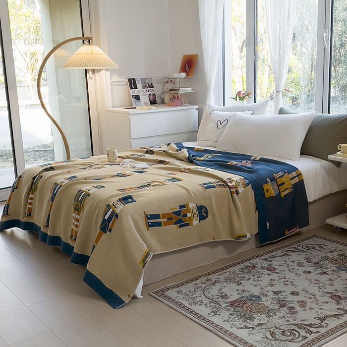 91家纺网 家纺一手货源 找家纺 棠薇四层全棉宽边一体纱布盖毯夏被夏凉被空调被床单床盖 皇家卫兵