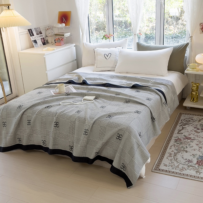 91家纺网 家纺一手货源 找家纺 棠薇四层全棉宽边一体纱布盖毯夏被夏凉被空调被床单床盖 香风格调