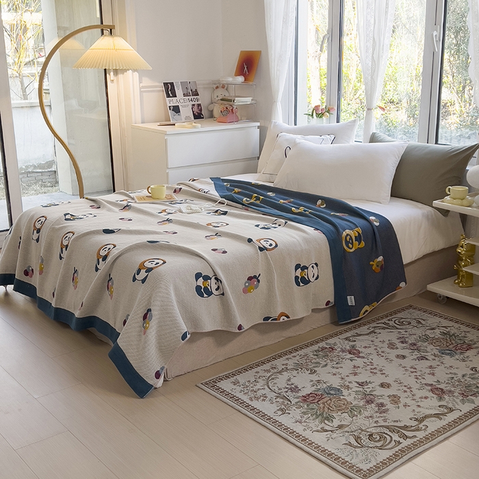91家纺网 家纺一手货源 找家纺 棠薇四层全棉宽边一体纱布盖毯夏被夏凉被空调被床单床盖 熊猫