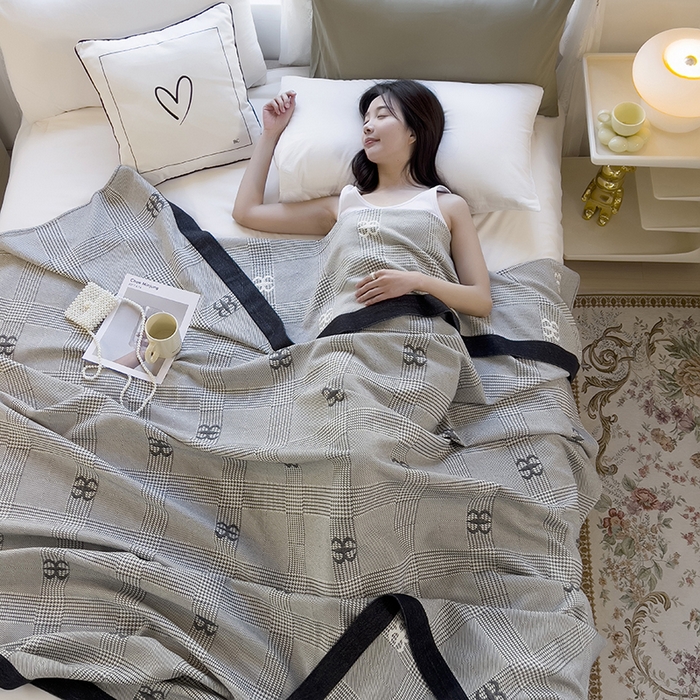 91家纺网 家纺一手货源 找家纺 棠薇四层全棉宽边一体纱布盖毯夏被夏凉被空调被床单床盖 香风格调