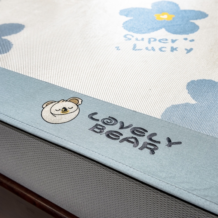 91家纺网 家纺一手货源 找家纺 全季家居 2023新款A类数码印花冰藤席三件套床笠款 床笠款-幸运花