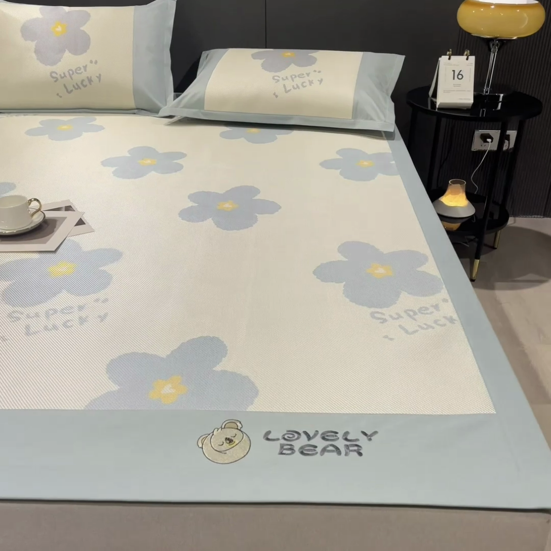 91家纺网 家纺一手货源 找家纺 全季家居 2023新款A类数码印花冰藤席三件套床笠款 床笠款-幸运花