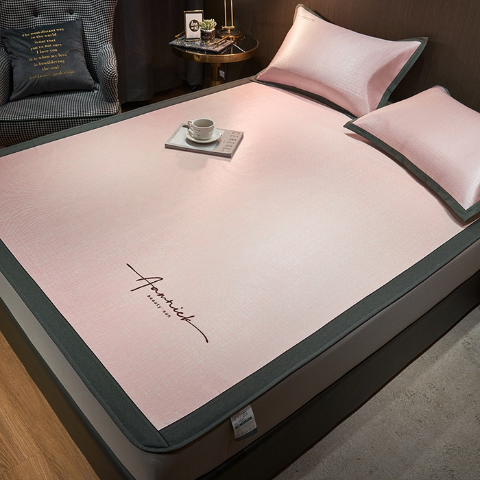 91家纺网 家纺一手货源 找家纺 全季家居 2023新款纯色英文刺绣肌理纹冰丝凉席 淡粉色