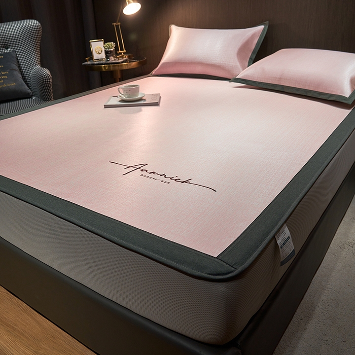 91家纺网 家纺一手货源 找家纺 （总）全季家居 2023新款纯色英文刺绣肌理纹冰丝凉席