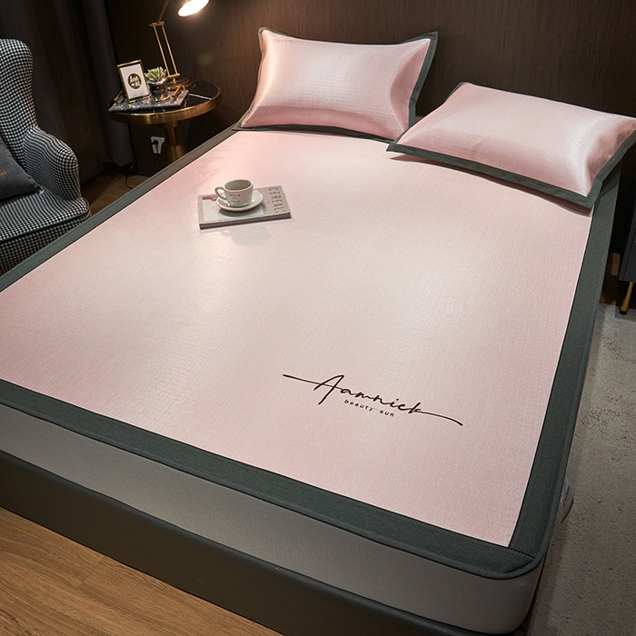 91家纺网 家纺一手货源 找家纺 全季家居 2023新款纯色英文刺绣肌理纹冰丝凉席 淡粉色