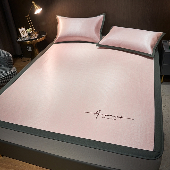 91家纺网 家纺一手货源 找家纺 全季家居 2023新款纯色英文刺绣肌理纹冰丝凉席 淡粉色