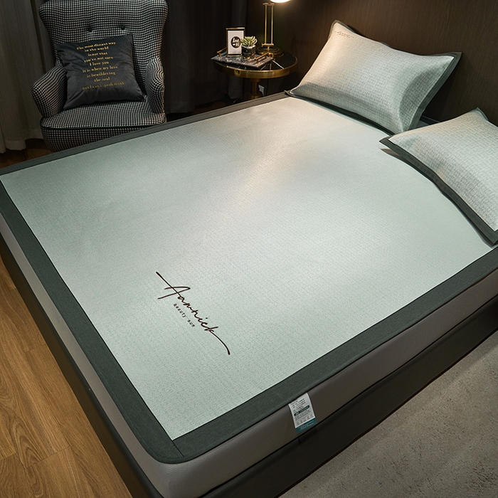 91家纺网 家纺一手货源 找家纺 全季家居 2023新款纯色英文刺绣肌理纹冰丝凉席 魔法绿