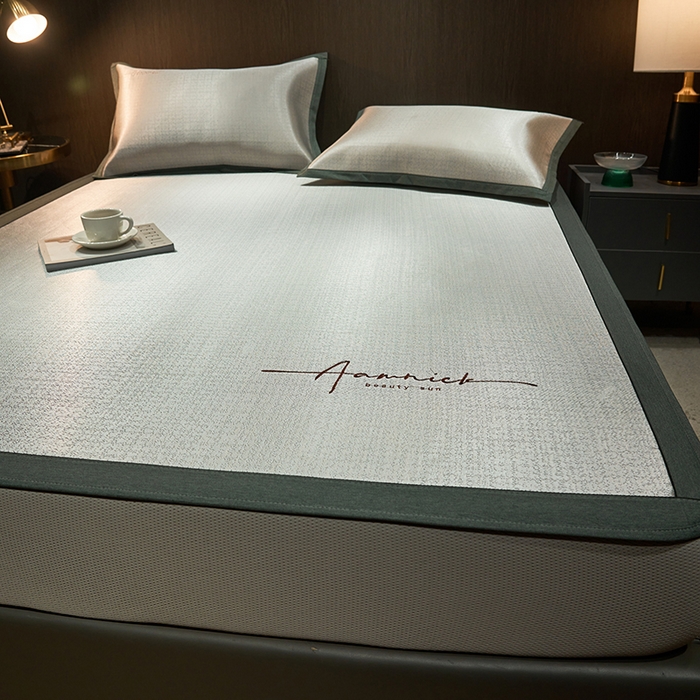 91家纺网 家纺一手货源 找家纺 全季家居 2023新款纯色英文刺绣肌理纹冰丝凉席 藕灰