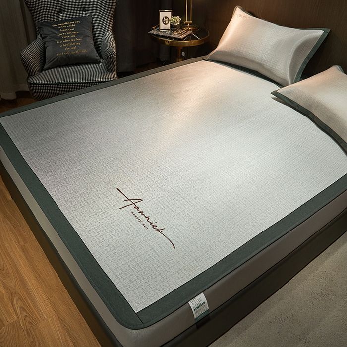 91家纺网 家纺一手货源 找家纺 全季家居 2023新款纯色英文刺绣肌理纹冰丝凉席 藕灰