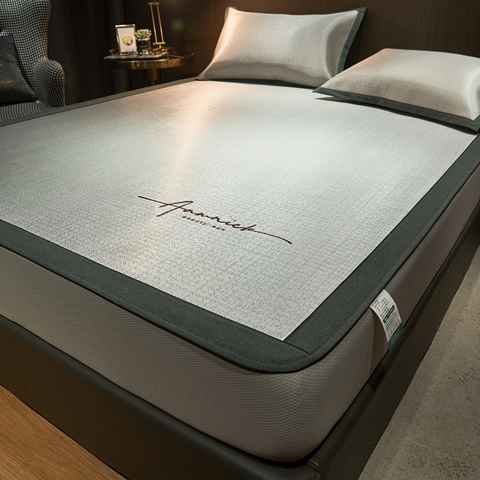 91家纺网 家纺一手货源 找家纺 全季家居 2023新款纯色英文刺绣肌理纹冰丝凉席 藕灰