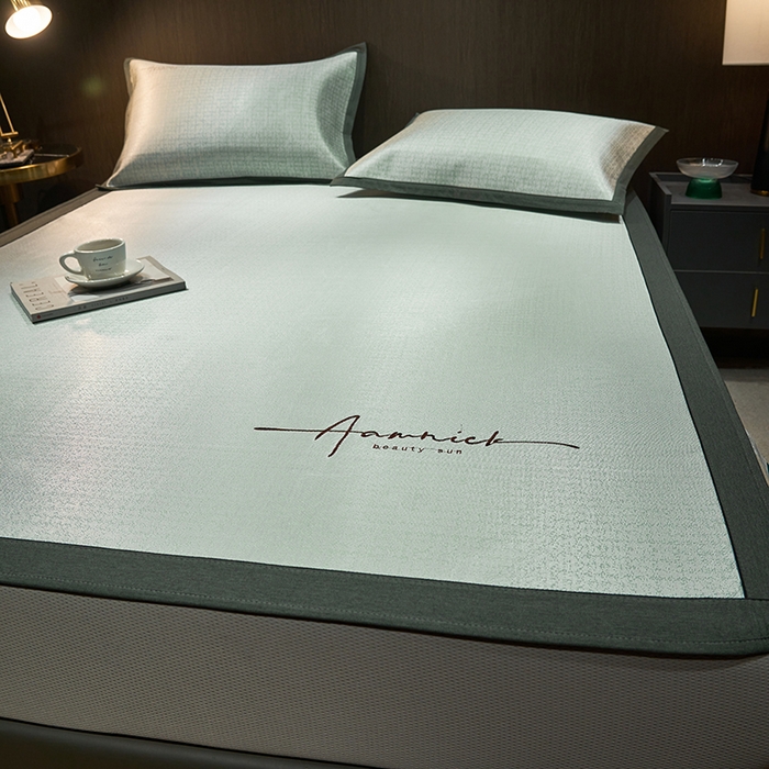 91家纺网 家纺一手货源 找家纺 全季家居 2023新款纯色英文刺绣肌理纹冰丝凉席 魔法绿