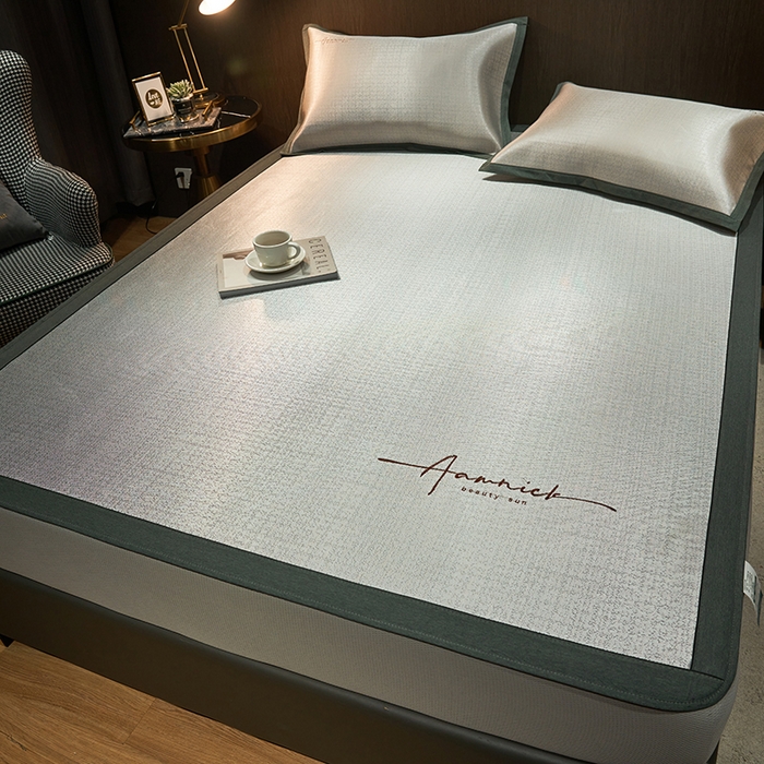 91家纺网 家纺一手货源 找家纺 全季家居 2023新款纯色英文刺绣肌理纹冰丝凉席 藕灰