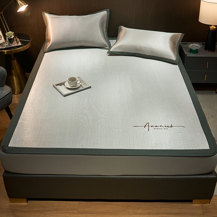 91家纺网 家纺一手货源 找家纺 全季家居 2023新款纯色英文刺绣肌理纹冰丝凉席 藕灰