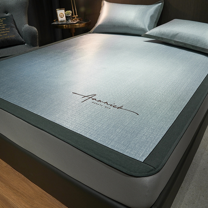 91家纺网 家纺一手货源 找家纺 全季家居 2023新款纯色英文刺绣肌理纹冰丝凉席 珊瑚灰