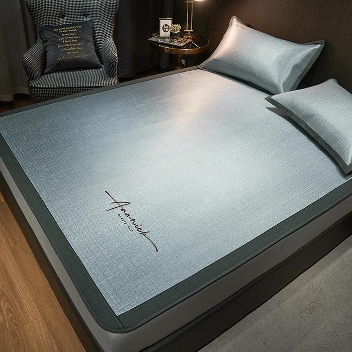 91家纺网 家纺一手货源 找家纺 全季家居 2023新款纯色英文刺绣肌理纹冰丝凉席 珊瑚灰