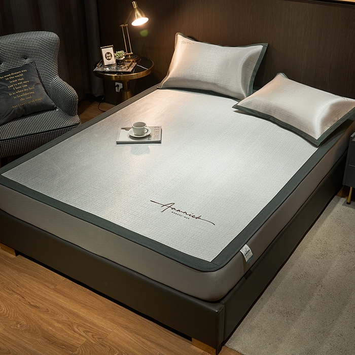 91家纺网 家纺一手货源 找家纺 全季家居 2023新款纯色英文刺绣肌理纹冰丝凉席 藕灰