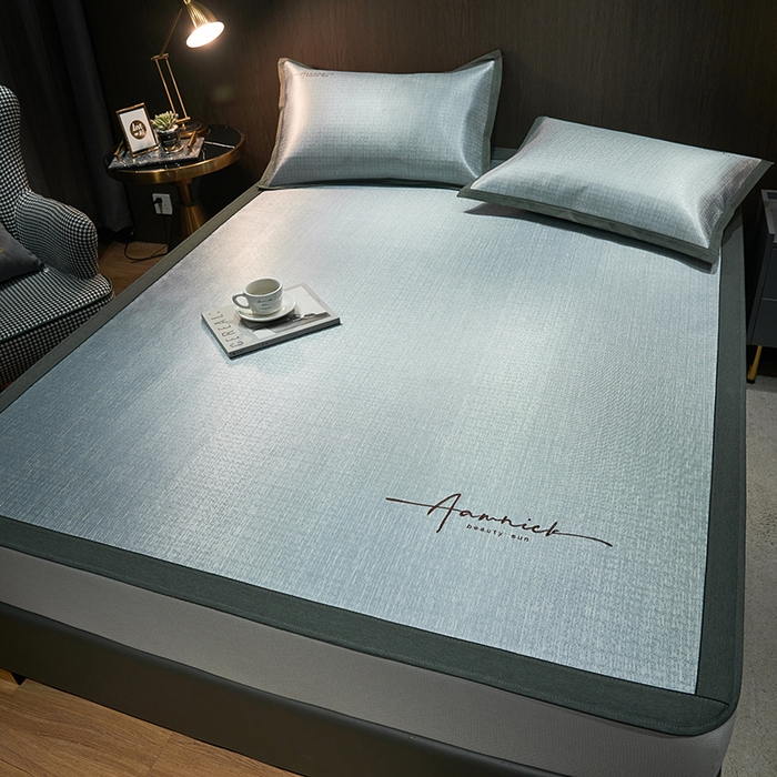 91家纺网 家纺一手货源 找家纺 全季家居 2023新款纯色英文刺绣肌理纹冰丝凉席 珊瑚灰