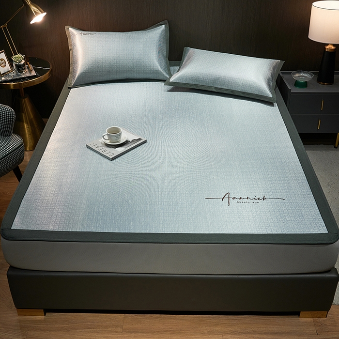 91家纺网 家纺一手货源 找家纺 全季家居 2023新款纯色英文刺绣肌理纹冰丝凉席 珊瑚灰