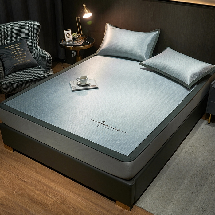 91家纺网 家纺一手货源 找家纺 全季家居 2023新款纯色英文刺绣肌理纹冰丝凉席 珊瑚灰