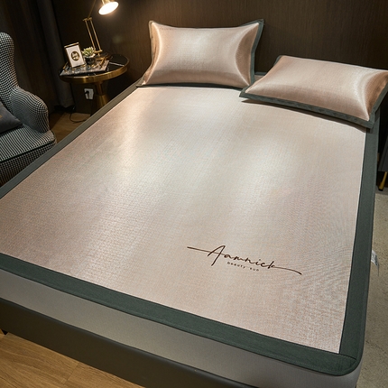 91家纺网 家纺一手货源 找家纺 全季家居 2023新款纯色英文刺绣肌理纹冰丝凉席 淡黄色