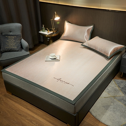 91家纺网 家纺一手货源 找家纺 全季家居 2023新款纯色英文刺绣肌理纹冰丝凉席 淡黄色