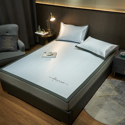 91家纺网 家纺一手货源 找家纺 全季家居 2023新款纯色英文刺绣肌理纹冰丝凉席 淡蓝色