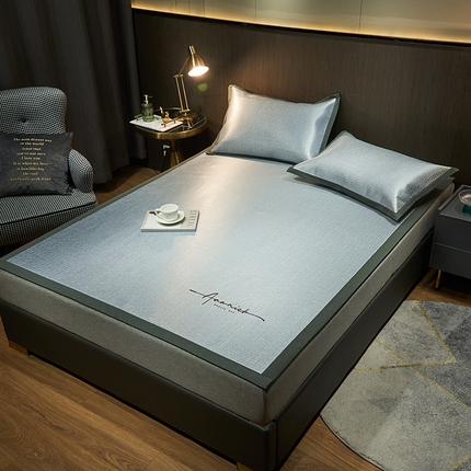 91家纺网 家纺一手货源 找家纺 全季家居 2023新款纯色英文刺绣肌理纹冰丝凉席 珊瑚灰