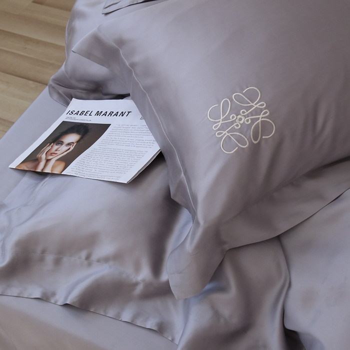 91家纺网 家纺一手货源 找家纺 榻尚家居 2023新款80纯色天丝简约绣花四件套-清欢 轻灰