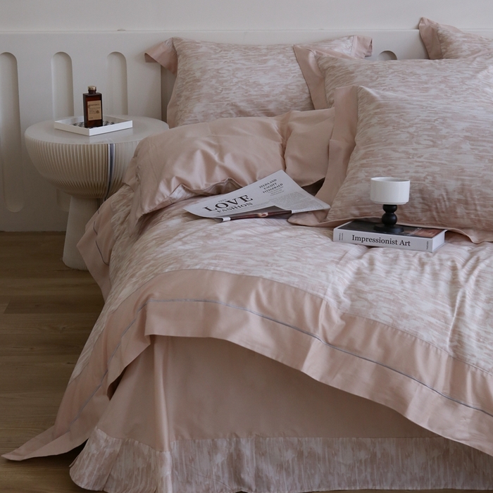 91家纺网 家纺一手货源 找家纺 榻尚家居 2023新款数码印花纯棉贡缎长绒棉拼接款工艺四件套 沙滩金