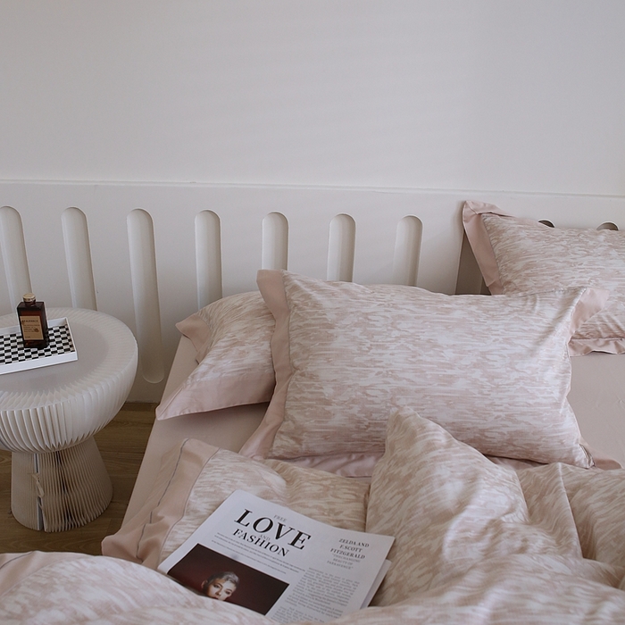 91家纺网 家纺一手货源 找家纺 榻尚家居 2023新款数码印花纯棉贡缎长绒棉拼接款工艺四件套 沙滩金