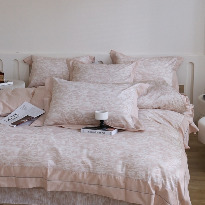 91家纺网 家纺一手货源 找家纺 榻尚家居 2023新款数码印花纯棉贡缎长绒棉拼接款工艺四件套 沙滩金