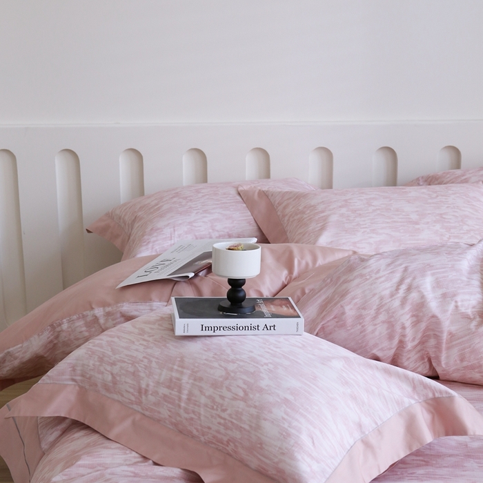 91家纺网 家纺一手货源 找家纺 榻尚家居 2023新款数码印花纯棉贡缎长绒棉拼接款工艺四件套 雅静粉