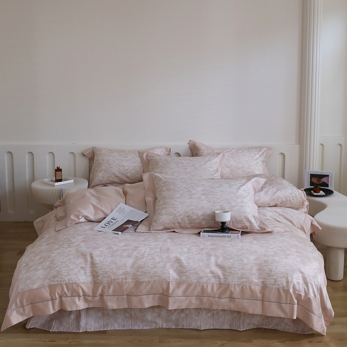 91家纺网 家纺一手货源 找家纺 榻尚家居 2023新款数码印花纯棉贡缎长绒棉拼接款工艺四件套 雅静粉