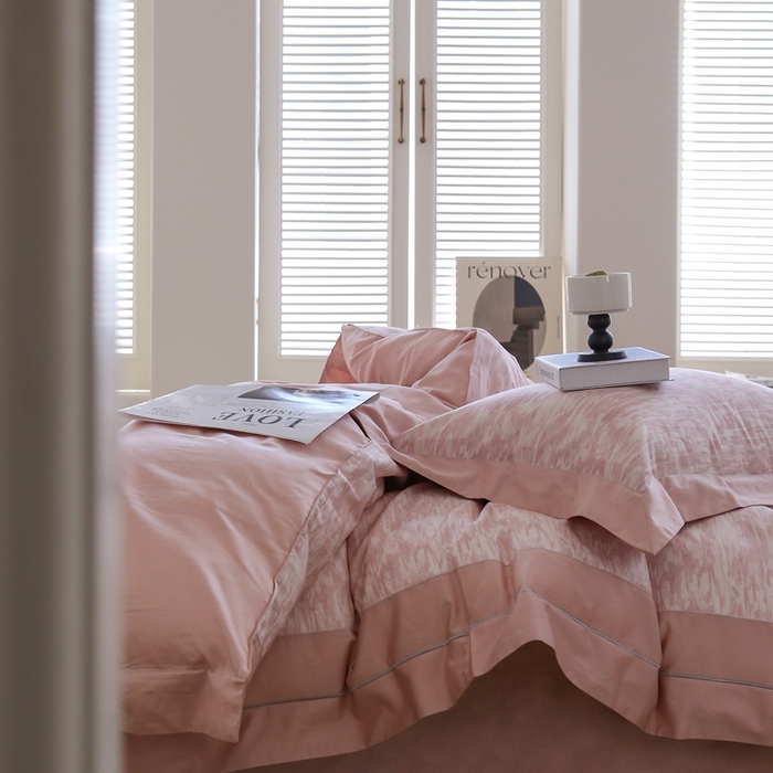 91家纺网 家纺一手货源 找家纺 榻尚家居 2023新款数码印花纯棉贡缎长绒棉拼接款工艺四件套 雅静粉