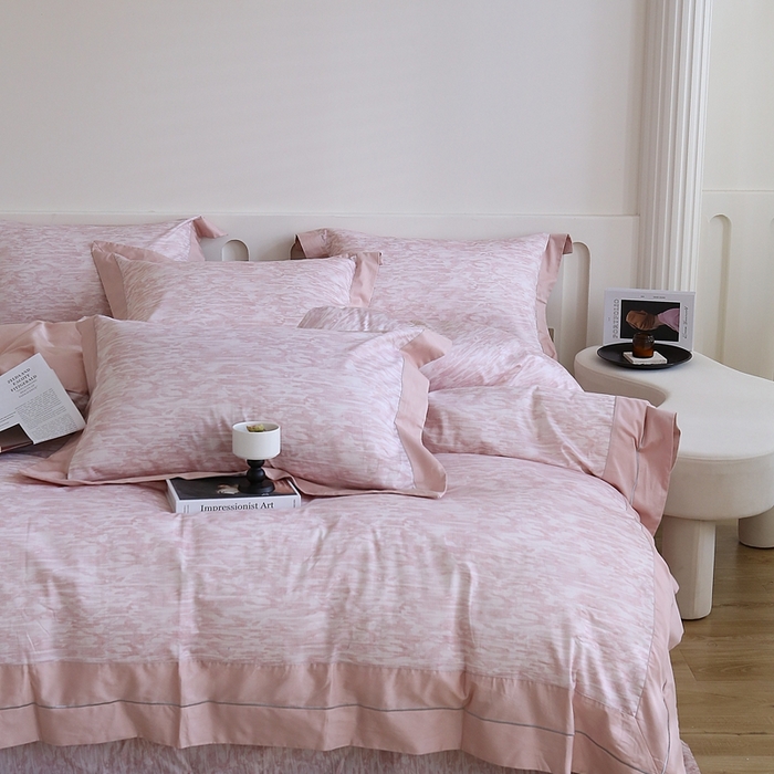 91家纺网 家纺一手货源 找家纺 榻尚家居 2023新款数码印花纯棉贡缎长绒棉拼接款工艺四件套 雅静粉