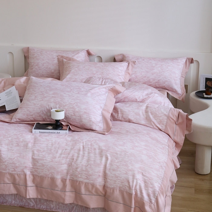 91家纺网 家纺一手货源 找家纺 榻尚家居 2023新款数码印花纯棉贡缎长绒棉拼接款工艺四件套 雅静粉