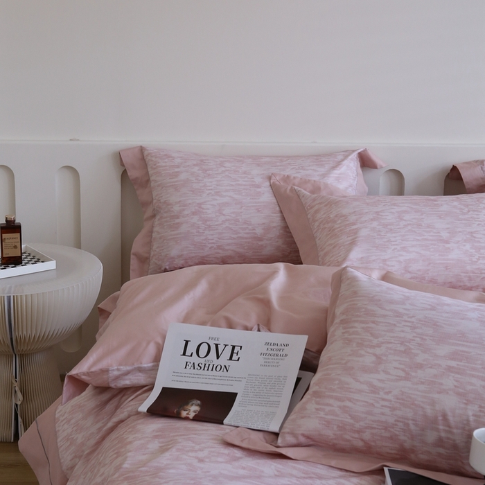 91家纺网 家纺一手货源 找家纺 榻尚家居 2023新款数码印花纯棉贡缎长绒棉拼接款工艺四件套 雅静粉