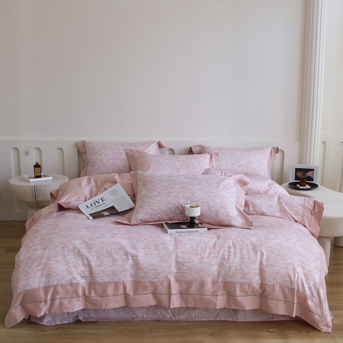 91家纺网 家纺一手货源 找家纺 榻尚家居 2023新款数码印花纯棉贡缎长绒棉拼接款工艺四件套 雅静粉