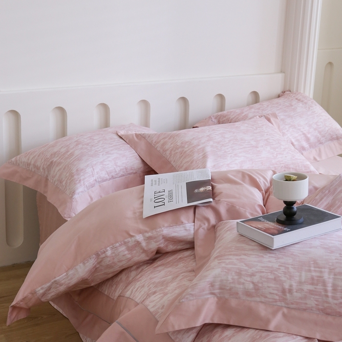 91家纺网 家纺一手货源 找家纺 榻尚家居 2023新款数码印花纯棉贡缎长绒棉拼接款工艺四件套 雅静粉