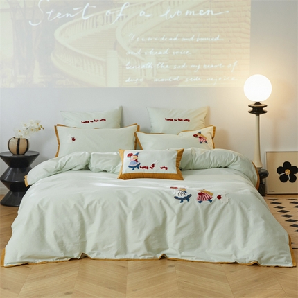 91家纺网 家纺一手货源 找家纺 名品优仓 2023新款水洗棉毛巾绣撞边款式四件套-玫瑰熊 可萌可爱