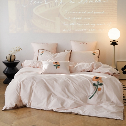 91家纺网 家纺一手货源 找家纺 （总）名品优仓 2023新款水洗棉毛巾绣撞边款式四件套-玫瑰熊