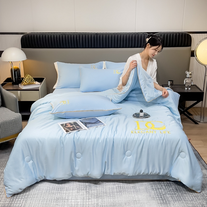 91家纺网 家纺一手货源 找家纺 创优 2025新款水洗真丝滚边夏被四件套 天空蓝